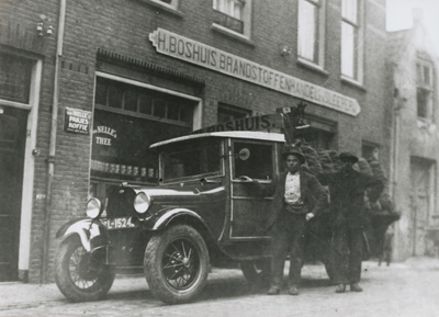 875248 Portret van H. Boshuis (links, 1907-1968) en T. Boshuis (1905-1978), bij de vrachtwagen van de firma voor het ...